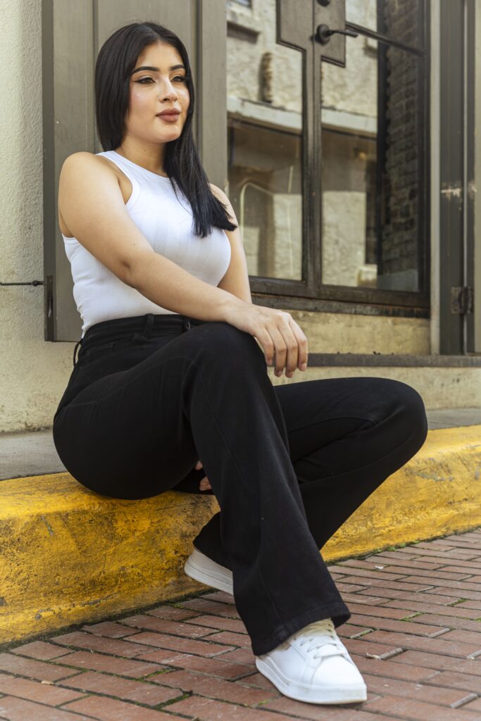 Modelo con jeans Yes Jeans en una foto de campaña