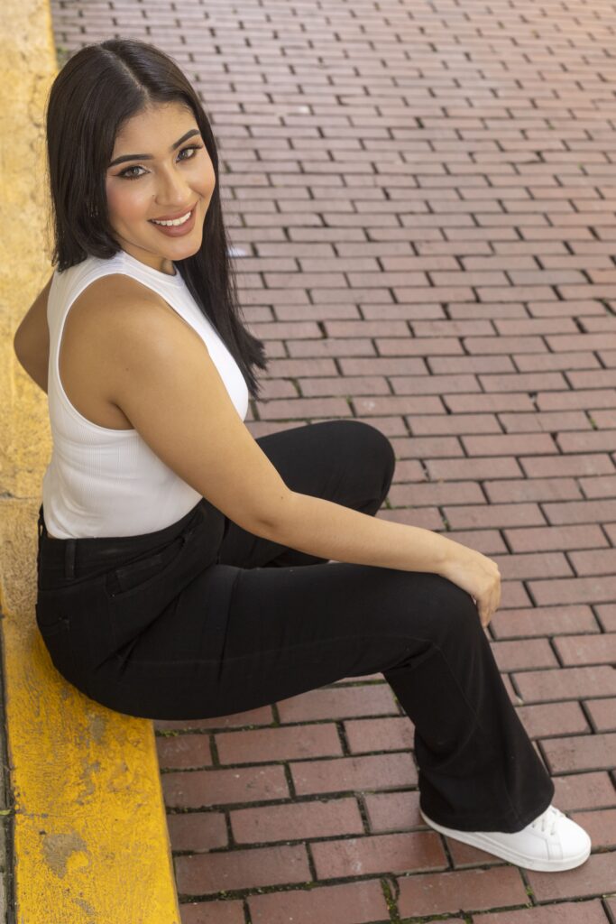 Modelo con jeans Yes Jeans en una foto de campaña